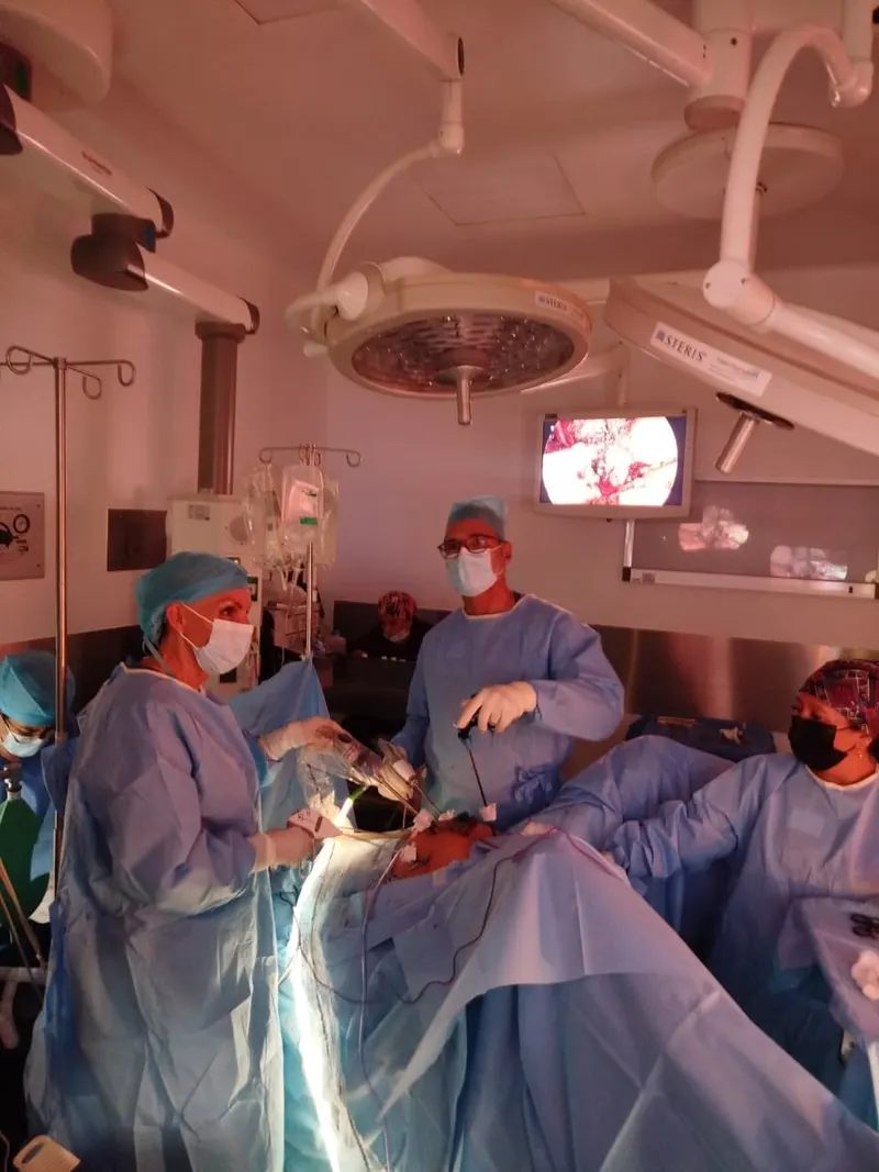 Dra. Mercedes Birlain operando cirugía laparoscópica ginecológica en Querétaro