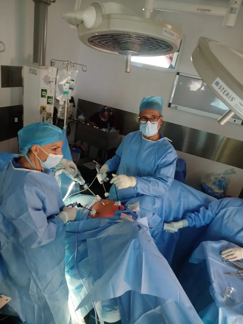 Equipo de cirugía de la Dra. Mercedes Birlain en quirófano, Querétaro