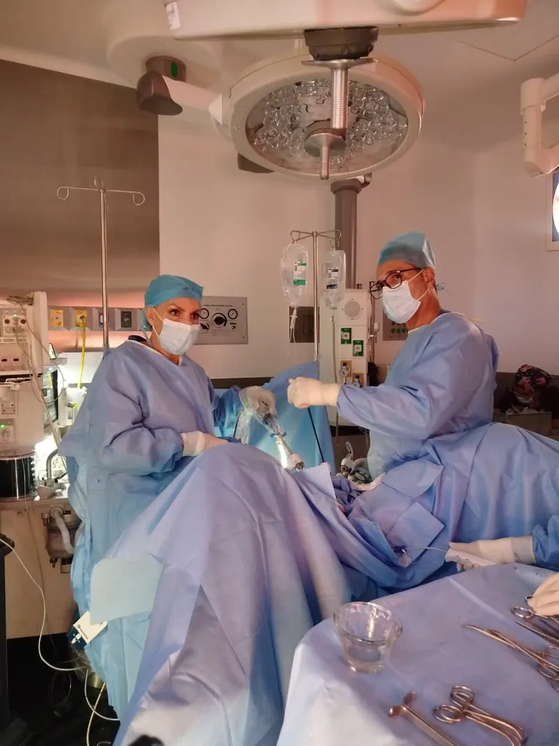 Laparoscopía ginecológica en monitor de alta definición, quirófano Querétaro
